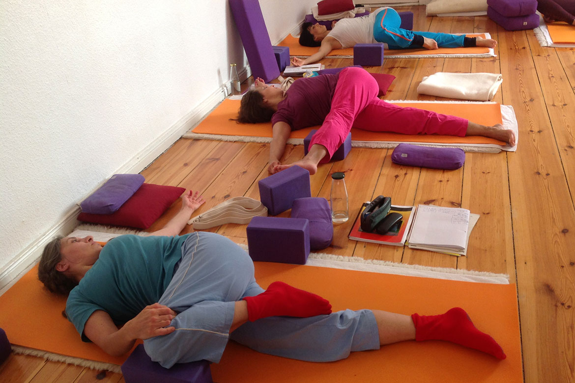yoga ausbildung berlin urvasi leone triyoga yogalehrer yogaklasse